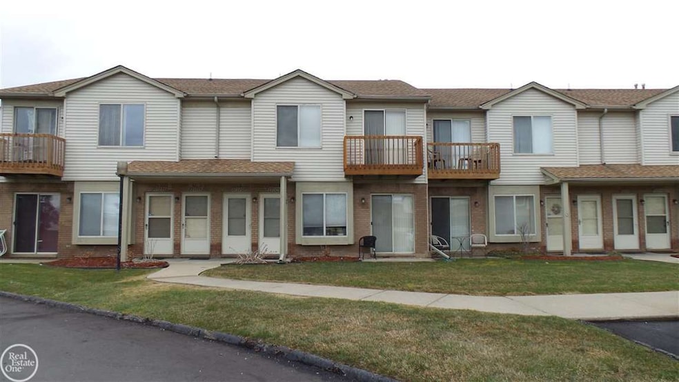 27727 Carini Villa St unit 30          4, Roseville, MI 48066 - photo 1