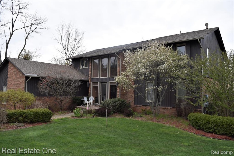 6222 N Shore Dr, West Bloomfield Township, MI 48324 - photo 1