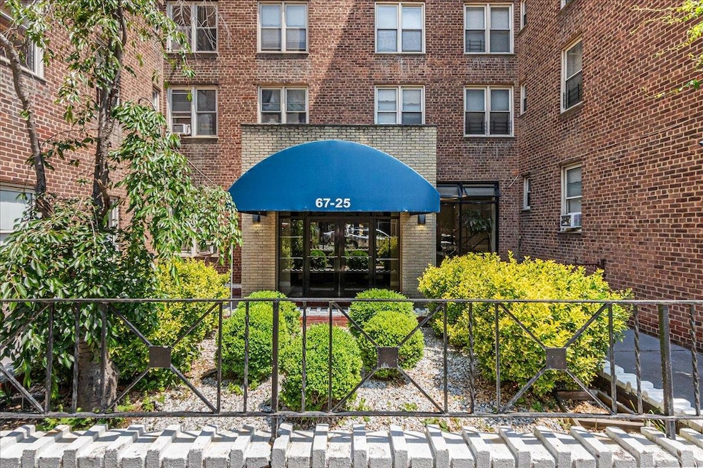 67-25 Dartmouth St unit 3M, Forest Hills, NY 11375 - photo 1