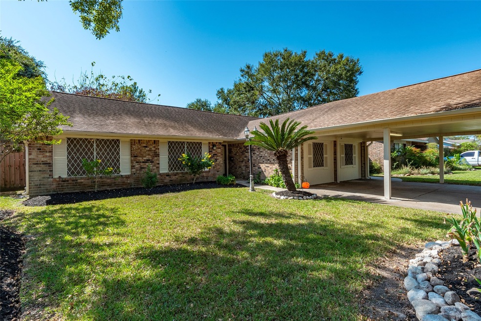 1717 Heather Ln, Alvin, TX 77511 - photo 1