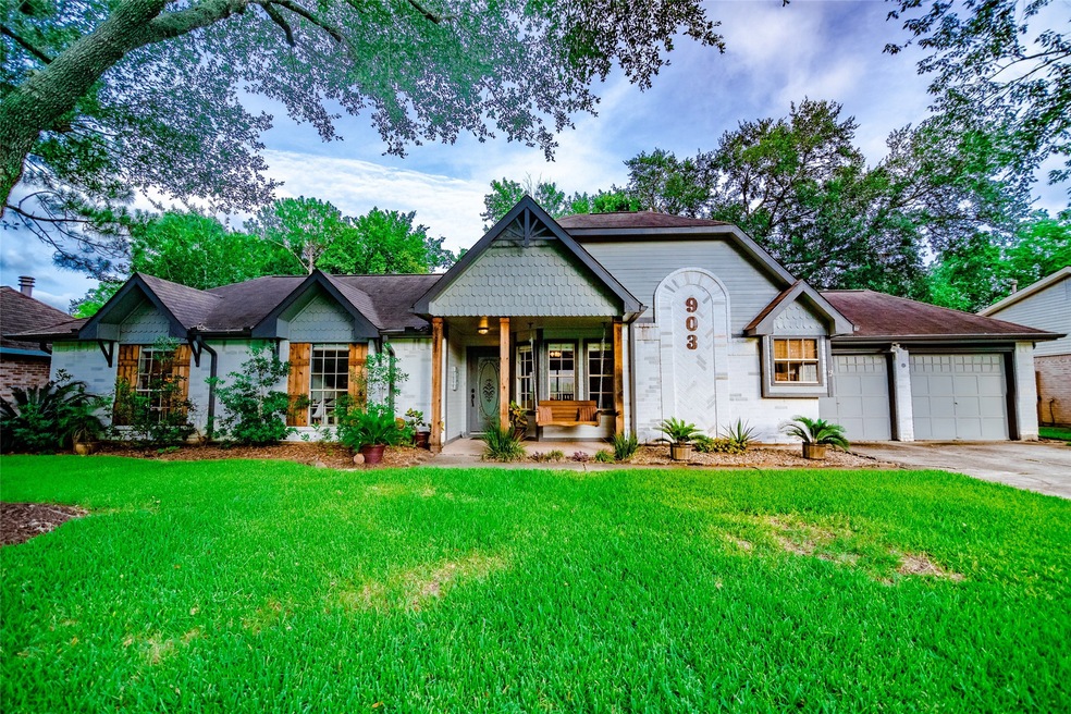 903 Lancaster Dr, Friendswood, TX 77546 - photo 1