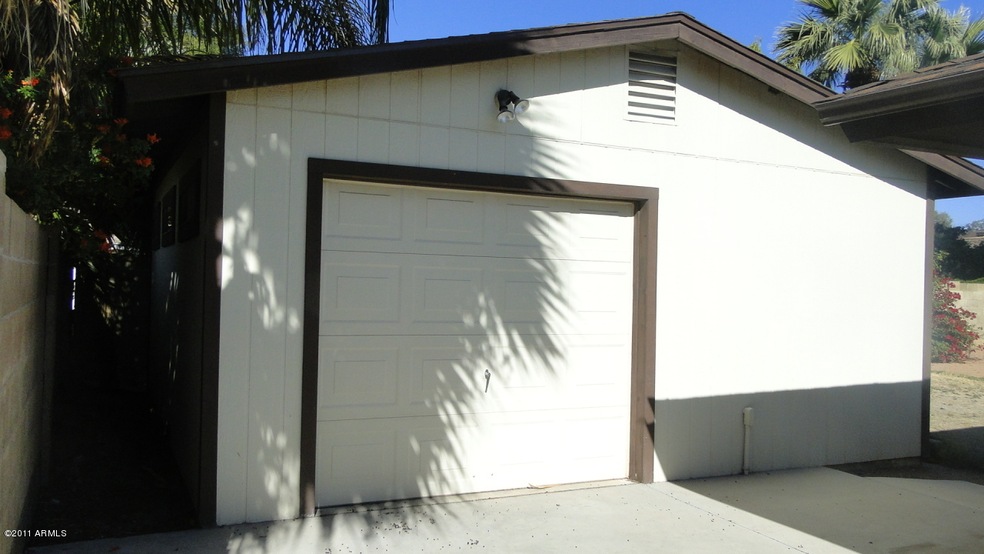 garage in backyard - single door