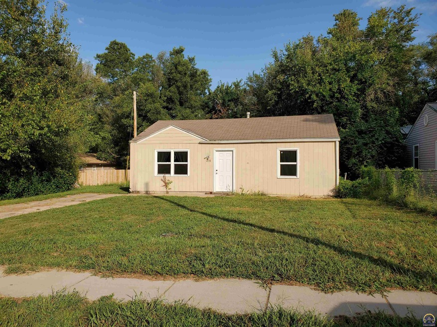 218 SE 34th St, Topeka, KS 66605 - photo 1