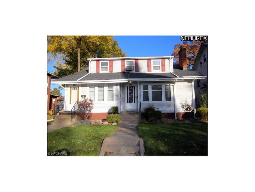 Vinyl exterior w/separate front entrances to Duple