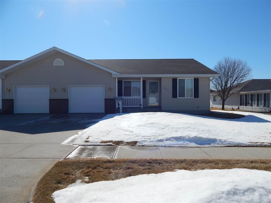 904 Heather Ln, Norfolk, NE 68701 - photo 1