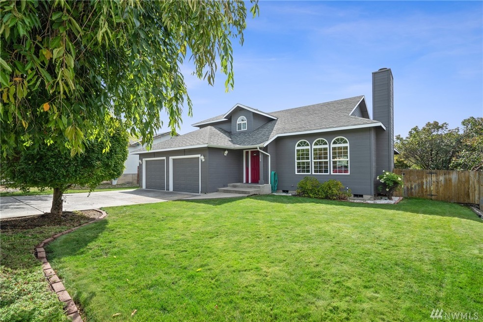 1820 3rd St NE, East Wenatchee, WA 98802 - photo 1