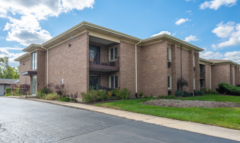 484 N Addison Ave unit 101E, Elmhurst, IL 60126 - photo 1