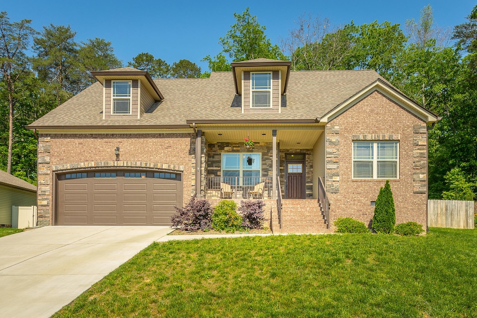 724 Soaring Eagle Cir, Hixson, TN 37343 - photo 1