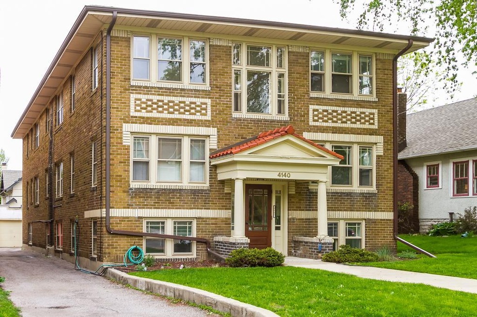 Meticulously maintained 2 bedroom upper-level cond