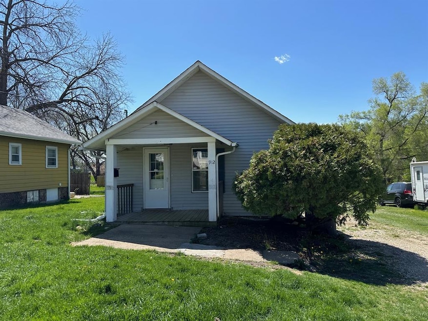 912 Lewis Ave, Des Moines, IA 50315 - photo 1