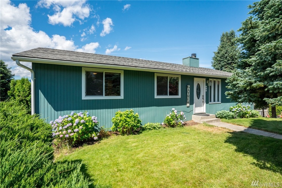 802 Manzanal St NE, East Wenatchee, WA 98802 - photo 1