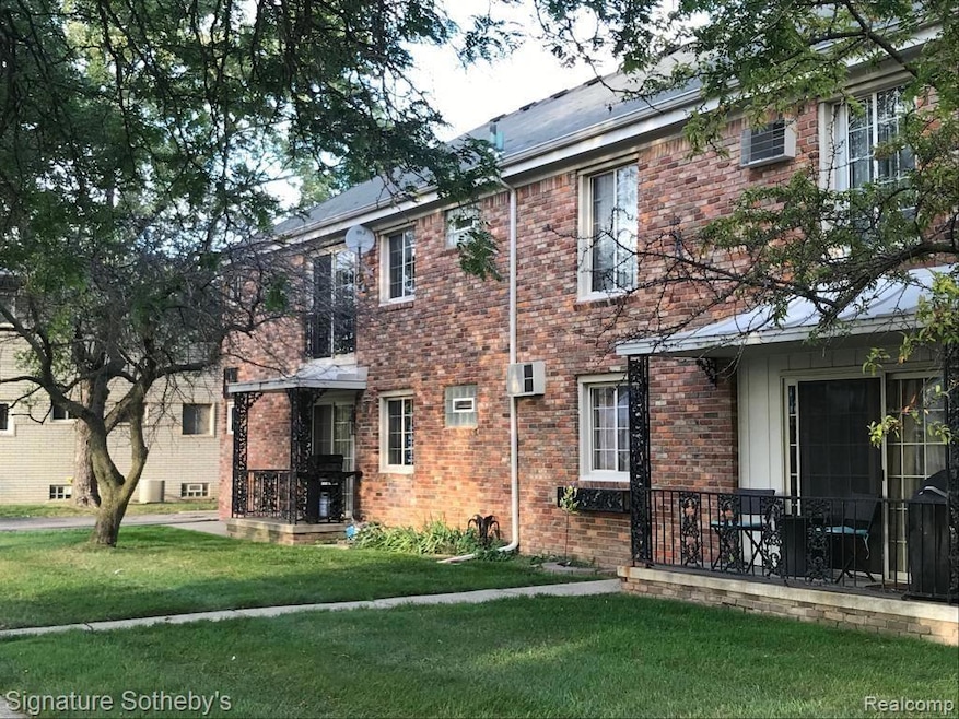 PHOTO-2019-09-24  new 3250 w14mile royal oak patio side.jpg