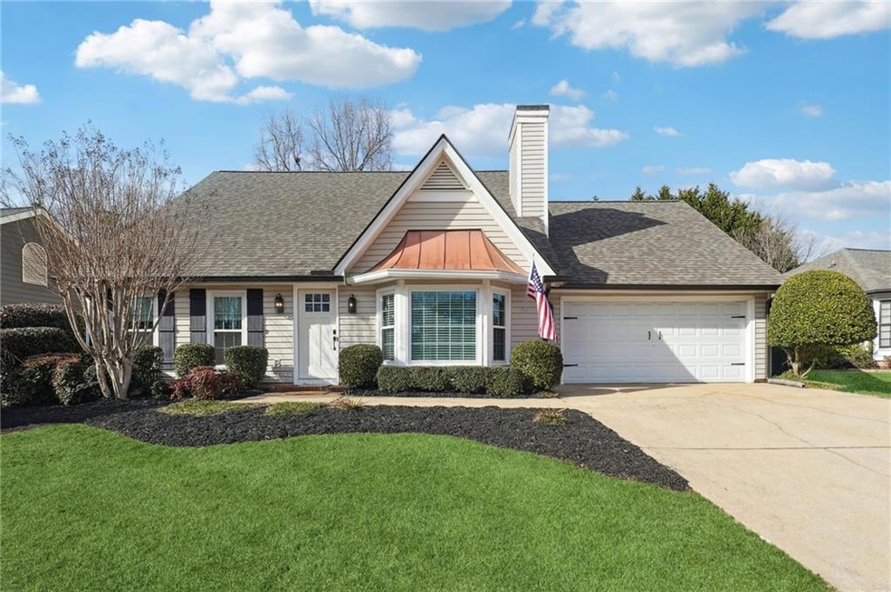 View of front facade featuring a front lawn and a 
