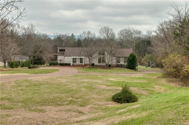 This One Level, 3 Bed/2 Bath Home is any Nature Lover's Dream! The house sits on 2.200 acres of land in a peaceful area of Williamson County on a secluded, dead-end street. 
