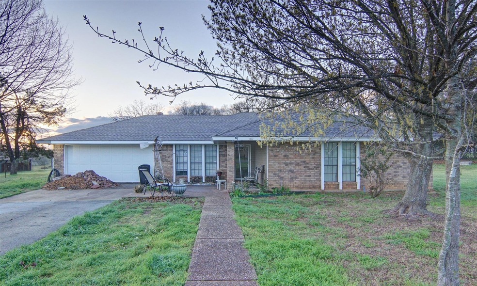 302 De la Cruz St, Weatherford, TX 76085 - photo 1