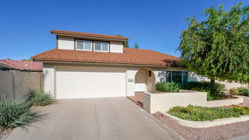 Front of home with 2 car garage