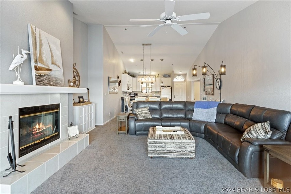 Gorgeous updated unit w/vaulted ceilings