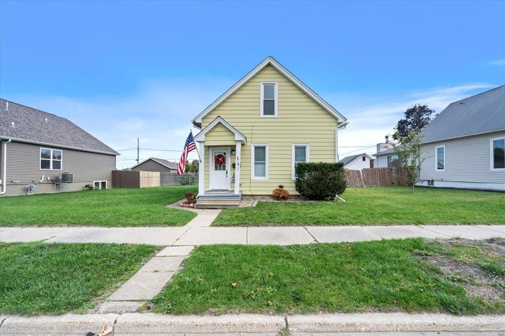 1813 Mallory St SW, Cedar Rapids, IA 52404 - photo 1