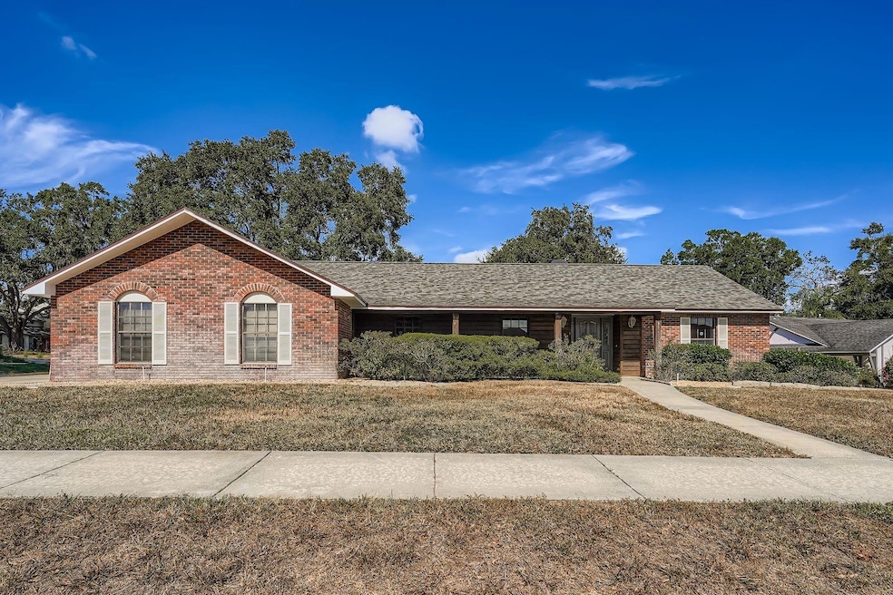 902 Retriever Ave, Seffner, FL 33584 - photo 1