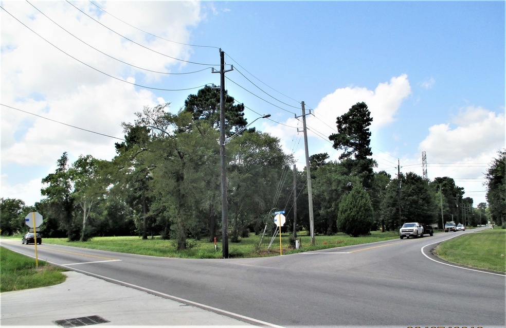 13010 E Hufsmith Rd, Tomball, TX 77375 - photo 1