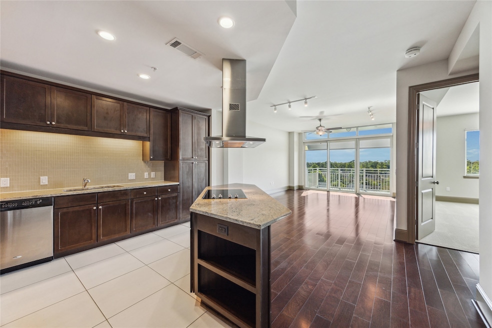 9870 Gaylord Dr unit 818, Houston, TX 77024 - photo 1