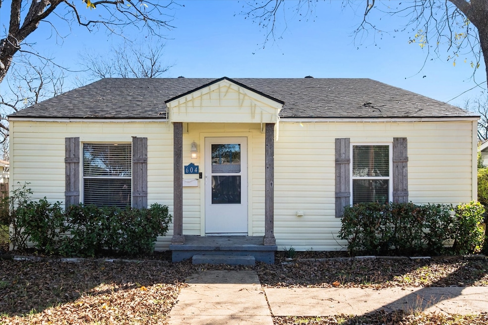 604 Dunn St, Waxahachie, TX 75165 - photo 1