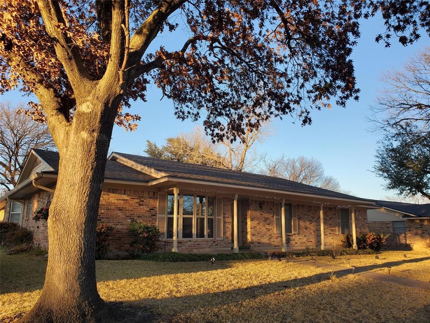 2021 Greenbriar Dr, Gainesville, TX 76240 - photo 1