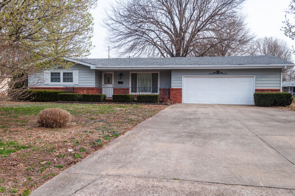 661 W Riverside