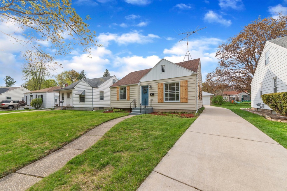 539 N Dexter Dr, Lansing, MI 48910 - photo 1