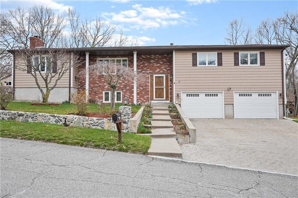 27 Morpheus Dr, Cumberland, RI 02864 - photo 1