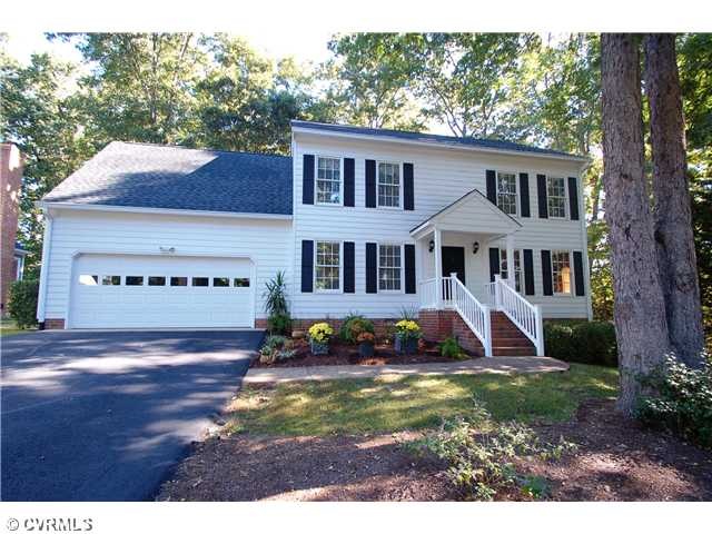Exterior Front - Great family home in popular Wood