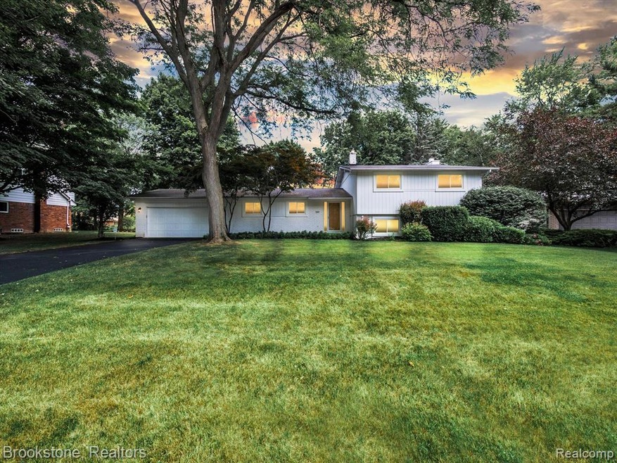 5552 Wild Ridge Ln, West Bloomfield, MI 48322 - photo 1