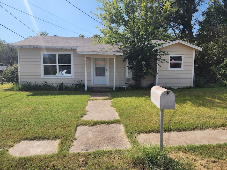 200 W Armstrong Ave, Comanche, TX 76442 - photo 1