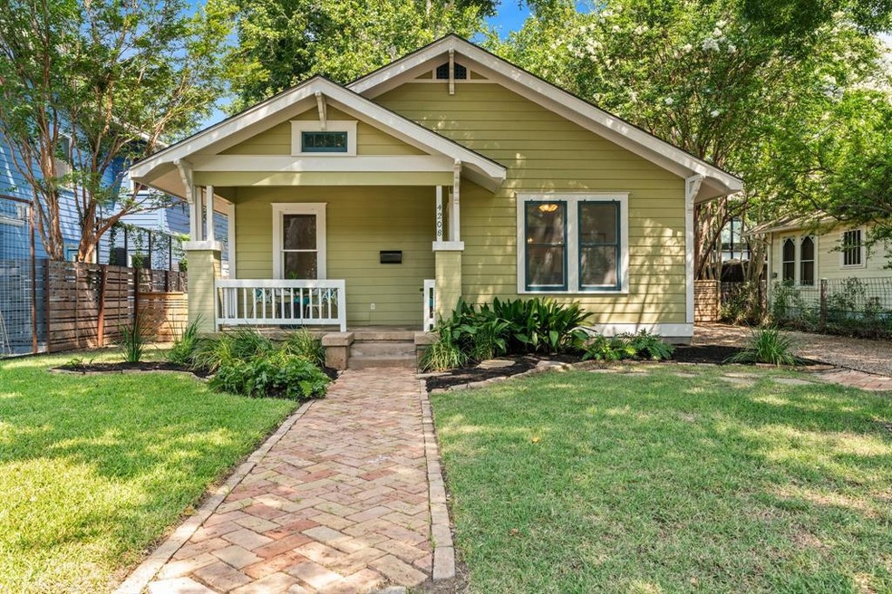 Cutest bungalow in the most convenient location!