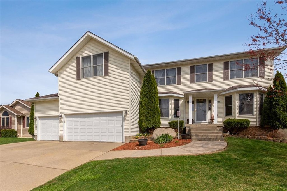 3621 Raccoon Ridge Rd SW, Cedar Rapids, IA 52404 - photo 1