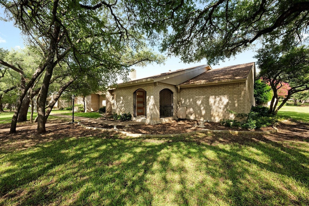 Ranch-style home with brick siding, a front lawn,