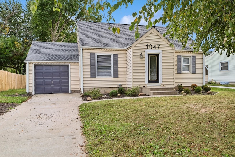 1047 27th St NE, Cedar Rapids, IA 52402 - photo 1