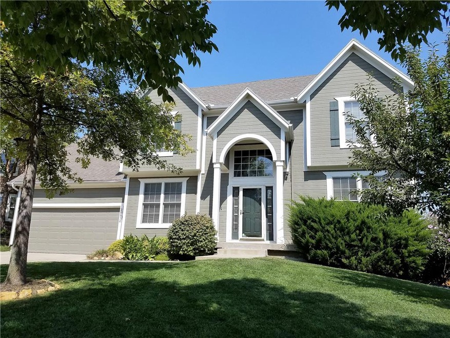 Front Elevation - Beautiful Manicured Front Lawn w