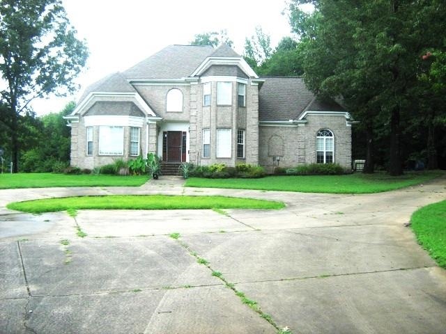 View of front facade featuring a front lawn