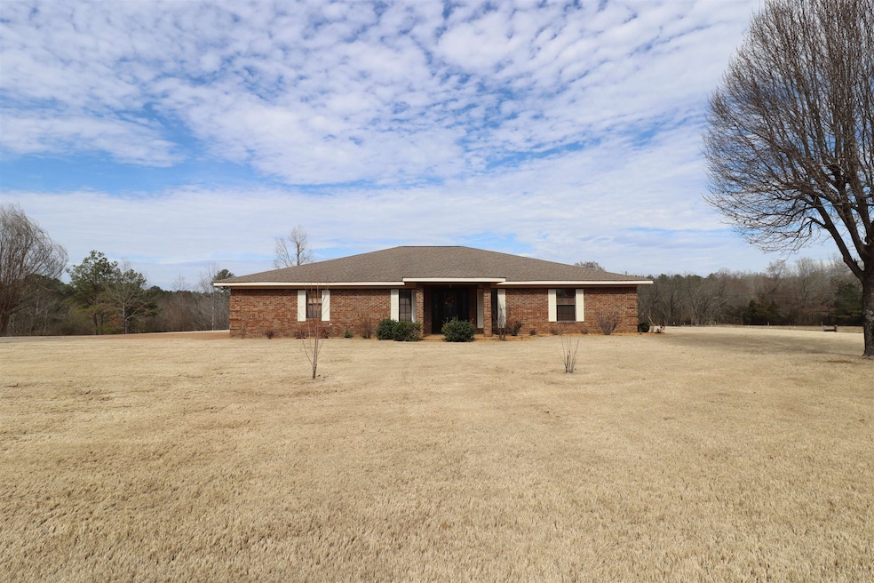 View of front of property featuring a front yard