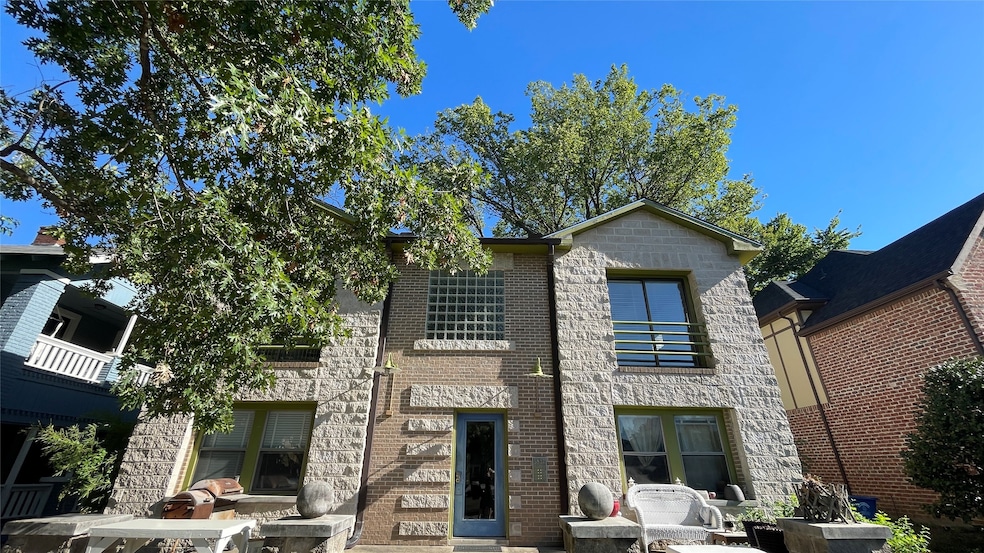 Art-deco-era 8-plex in the heart of Lakewood!