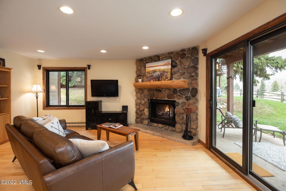 816_beaver_creek_blvd_a2_interior_living