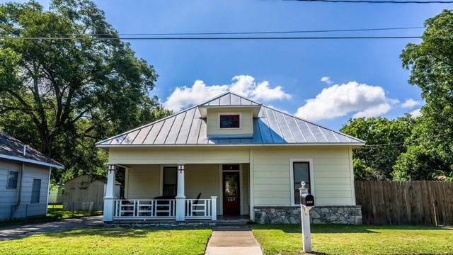 207 S Edison St, Fredericksburg, TX 78624 - photo 1