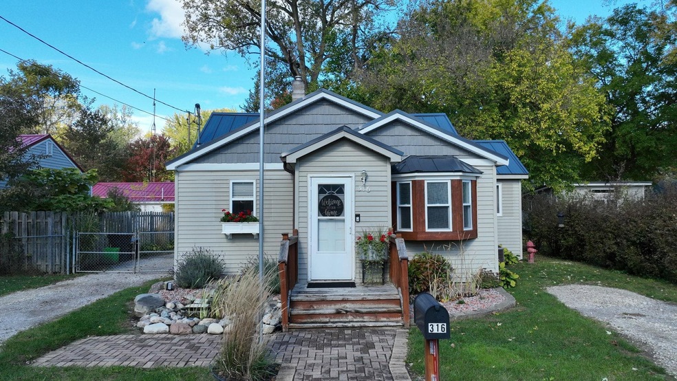 316 Palmer St, Clio, MI 48420 - photo 1