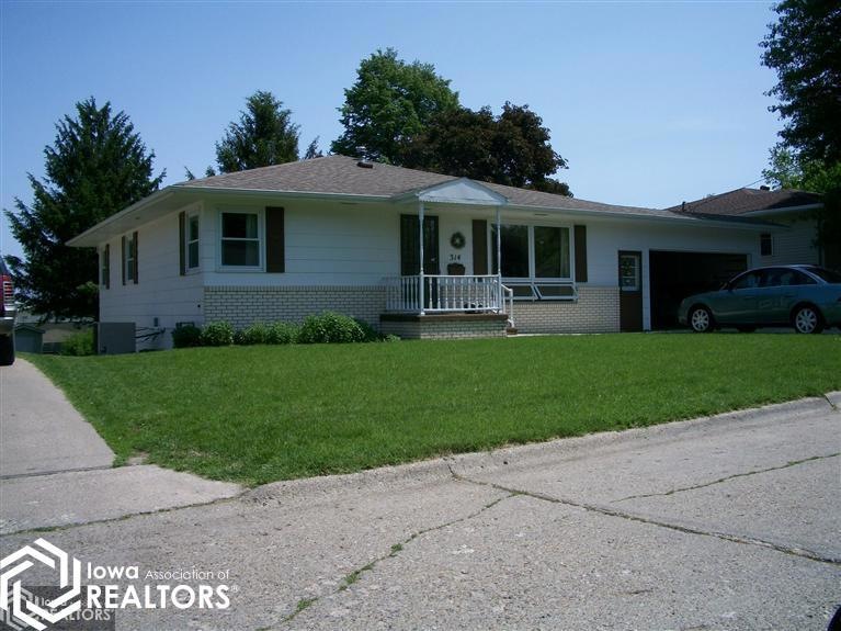 314 E 11th St S, Newton, IA 50208 - photo 1