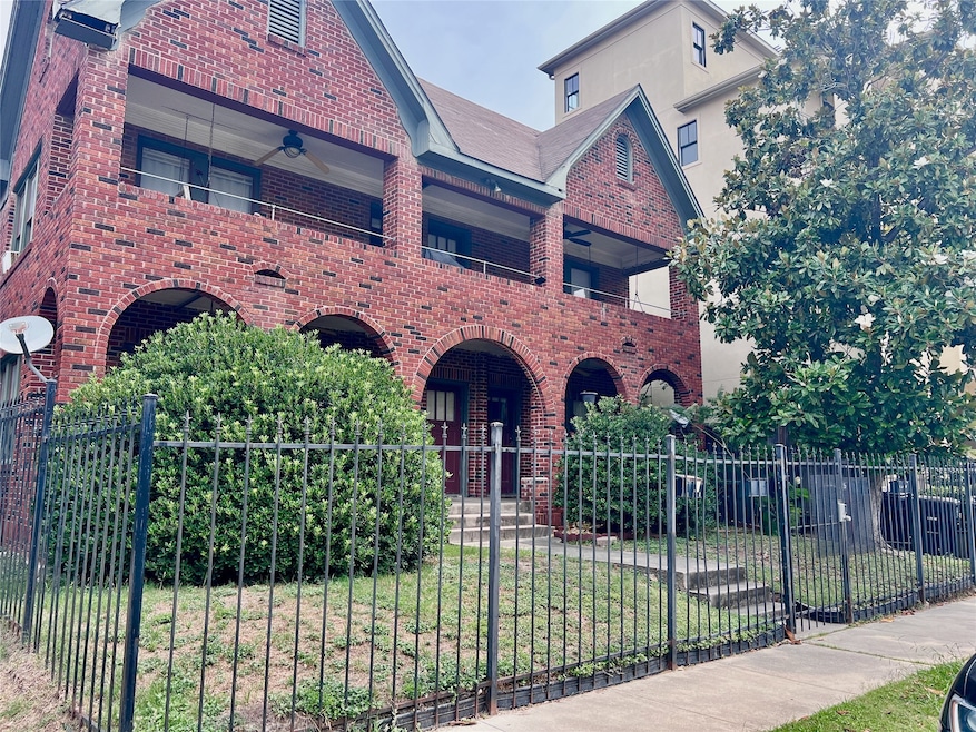 Charming four-plex on a picturesque street in Mont