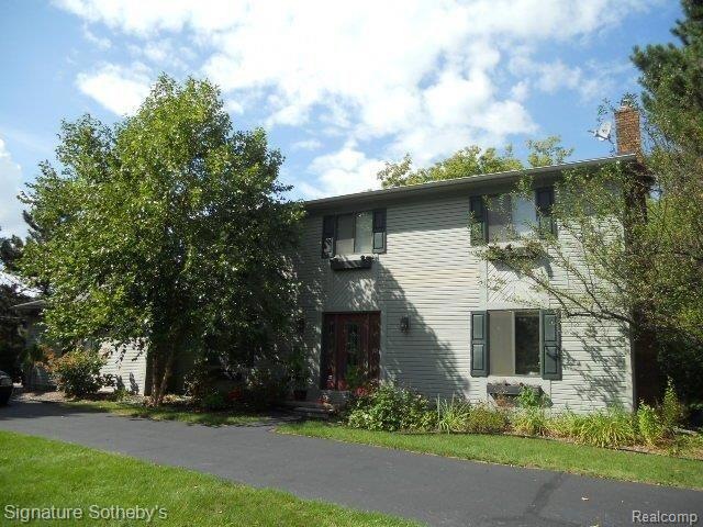 Colonial Home w/Circle Drive