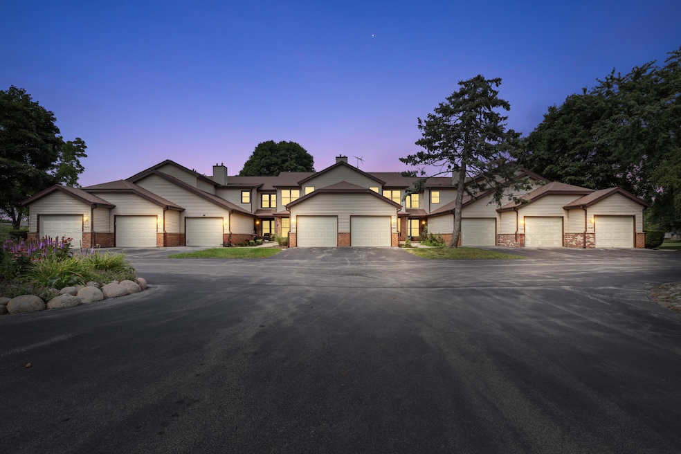 8127 S Legend Dr unit D, Franklin, WI 53132 - photo 1