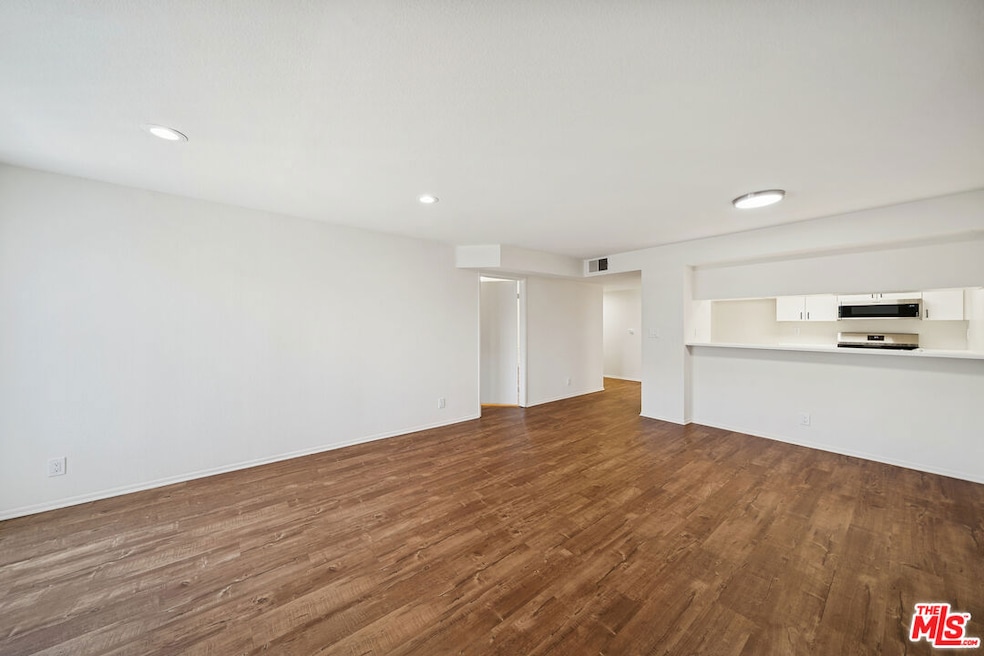 870 Crenshaw Blvd unit 204, Los Angeles, CA 90005 - photo 1