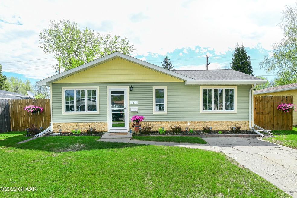 1211 S 19th St, Grand Forks, ND 58201 - photo 1